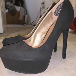 Black pumps high heels with platform